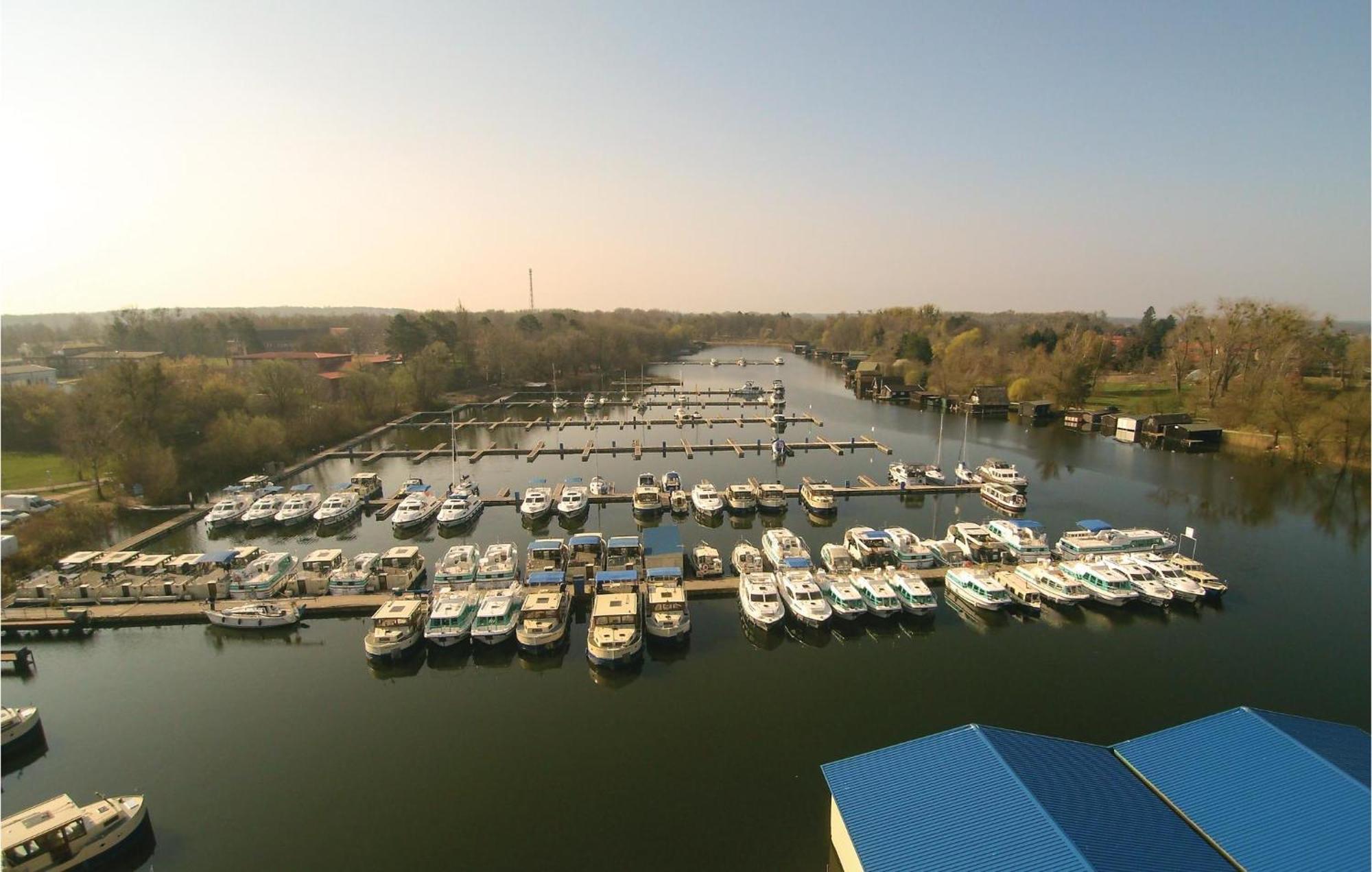 Pet Friendly Apartment In Rechlin With Kitchen Eksteriør billede